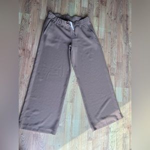 Lululemon women’s wide length Pant size 10